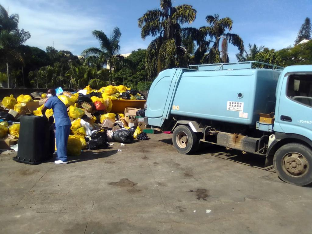 Viatura compactadora da DBM a recolher resíduos hospitalares